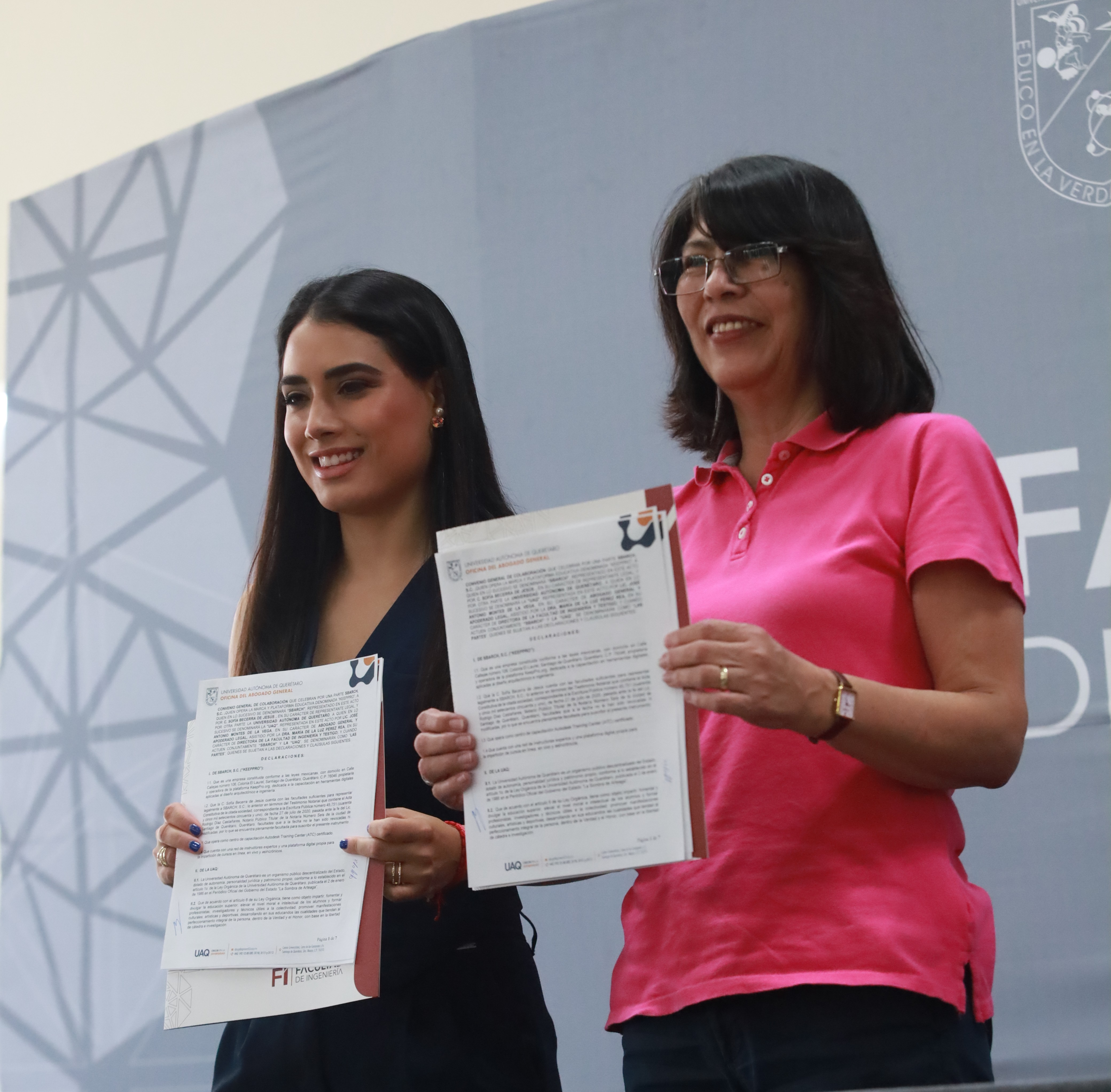 Keeppro y UAQ mostrando documentos del convenio