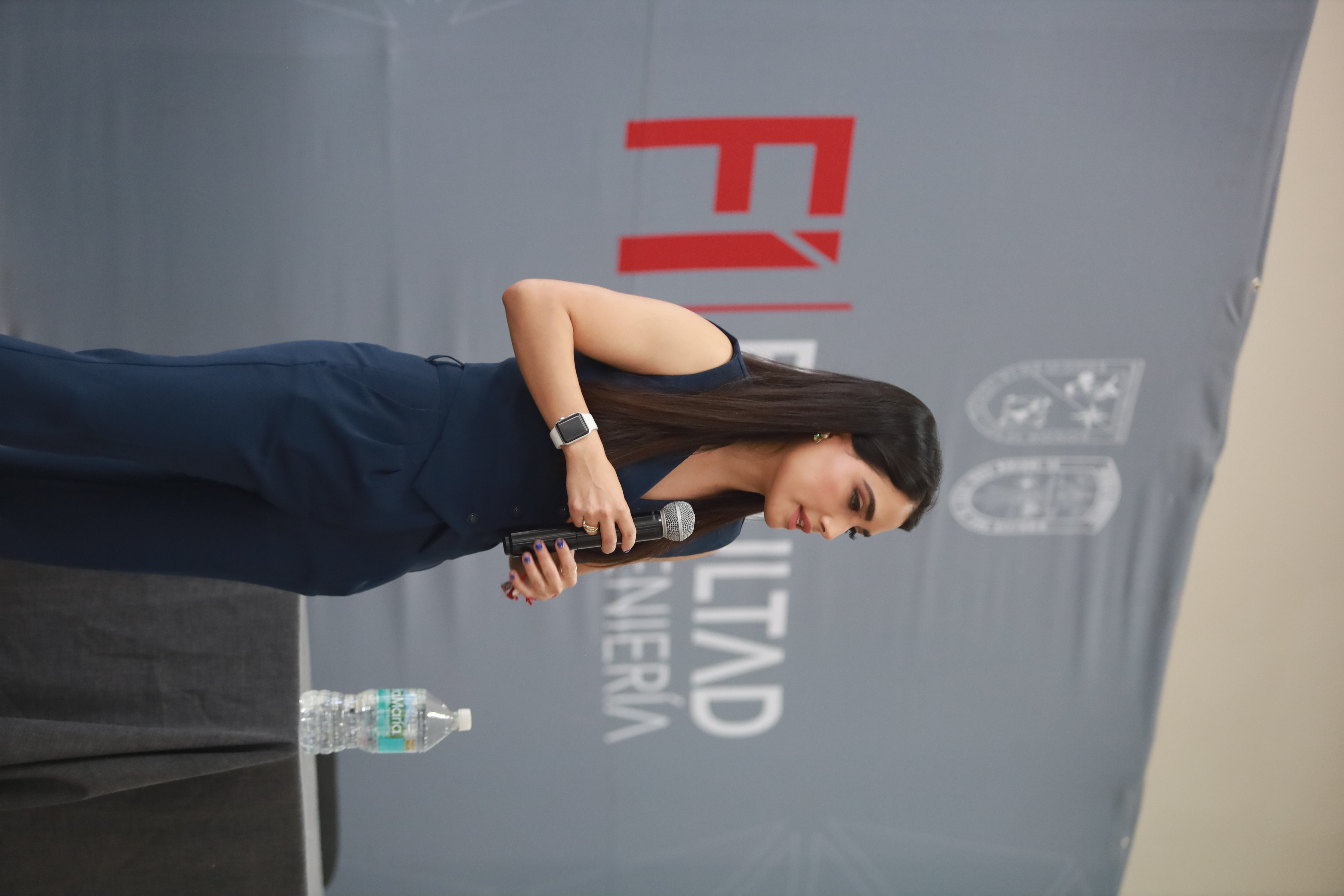 Sofía Becerra impartiendo conferencia sobre Autodesk e inteligencia artificial