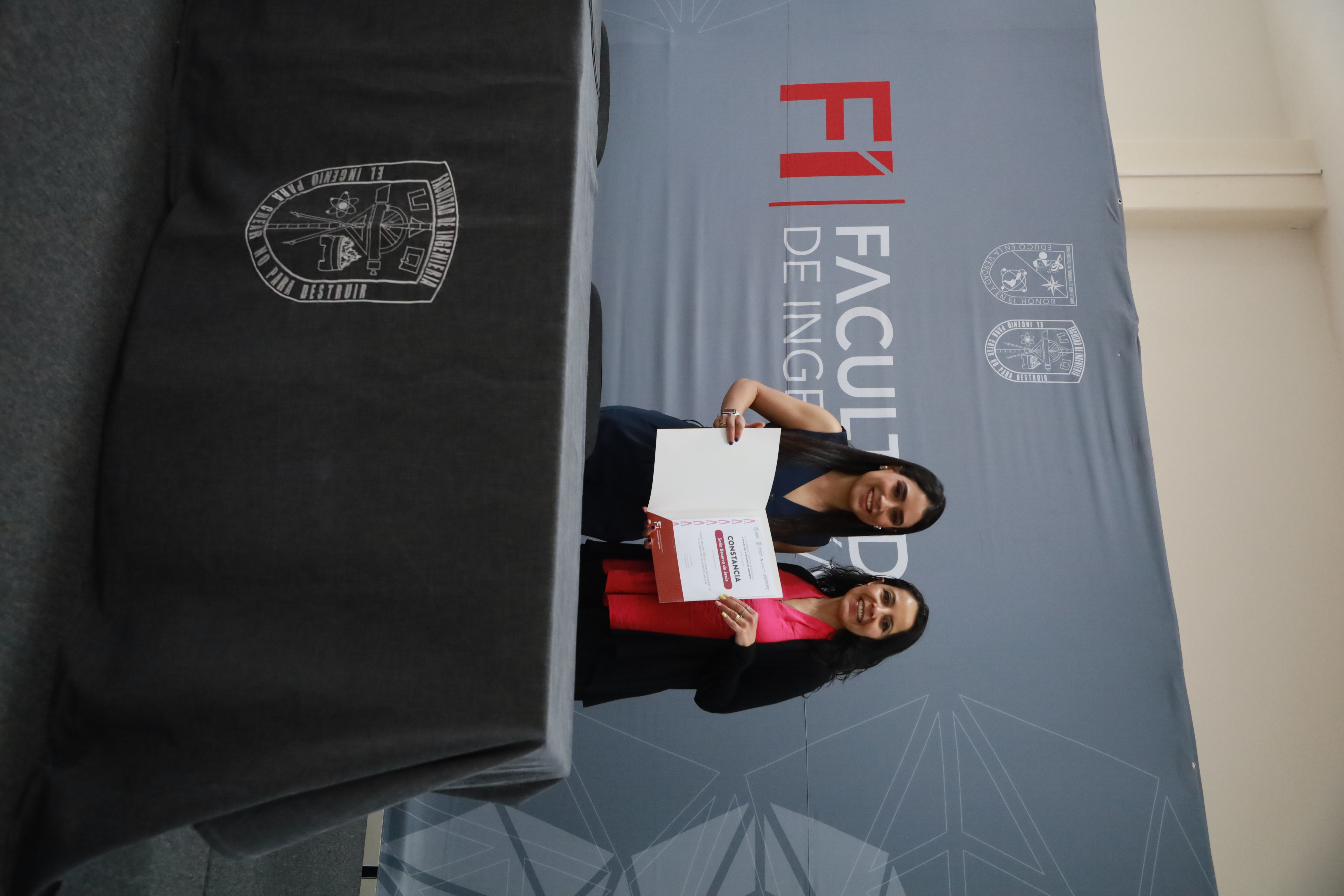 Entrega de constancia a Sofía Becerra en la Facultad de Ingeniería UAQ