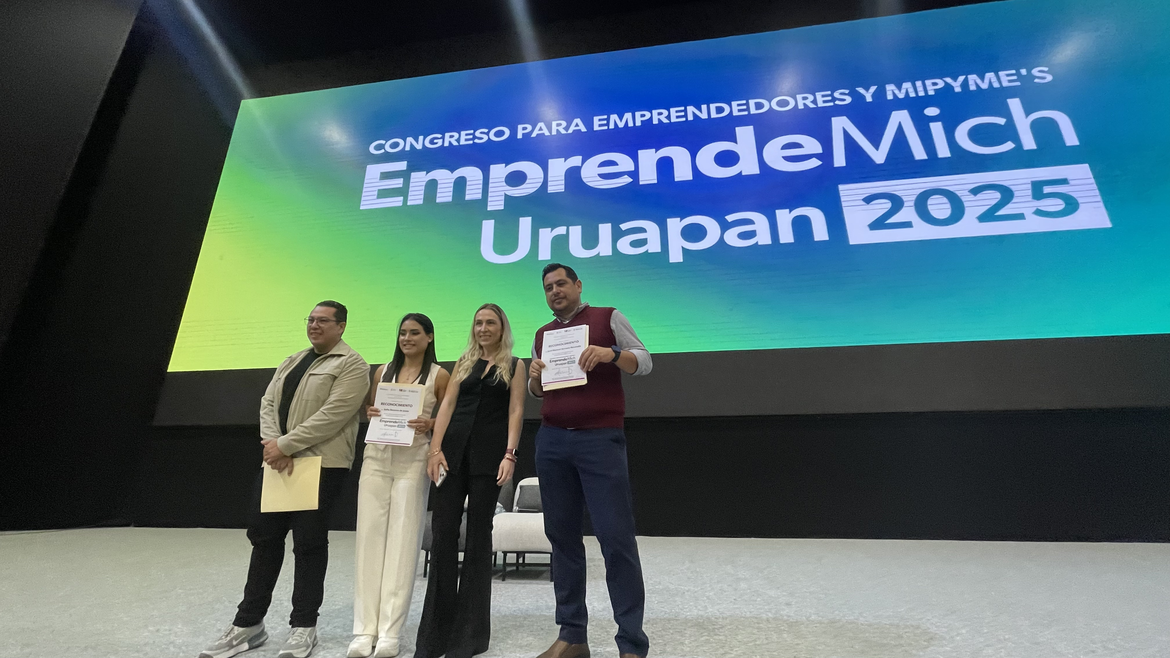 Entrega de reconocimiento a Sofía Becerra en EmprendeMich Uruapan