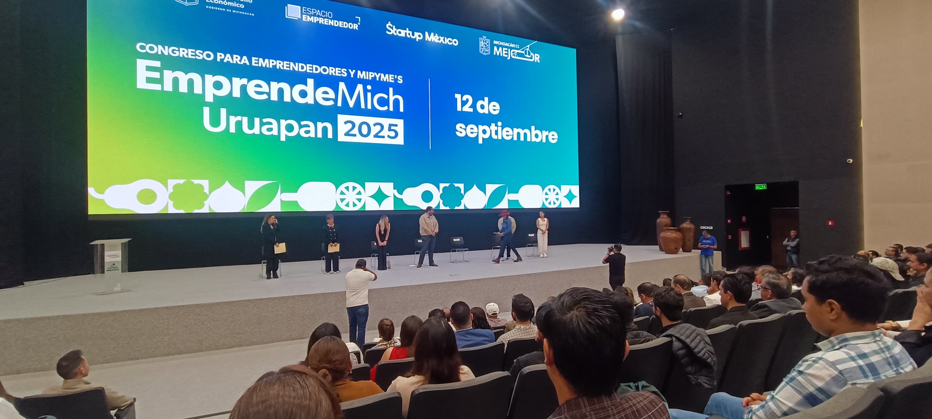 Presidium del evento EmprendeMich Uruapan 2025